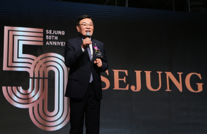 박순호 세정그룹 회장이 1일 롯데호텔 부산 크리스탈볼룸에서 열린 '창립 50주년 기념식'에서 기념사를 전하고 있다. 사진=세정 제공