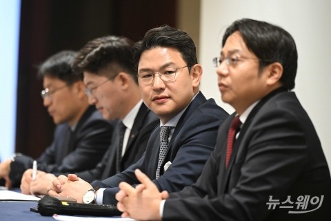 취재진 질문 듣는 이원직 롯데바이오로직스 대표