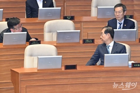 대화 나누는 한덕수 총리와 최상목 부총리, 이종호·안덕근 장관