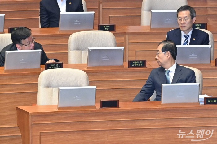 한덕수 국무총리와 최상목 부총리 겸 기획재정부 장관, 이종호 과학기술정보통신부 장관이 3일 오후 서울 여의도 국회 본회의장에서 진행된 '제415회국회(임시회) 제5차 본회의'에서 대화를 하고 있다. 사진=강민석 기자 kms@newsway.co.kr