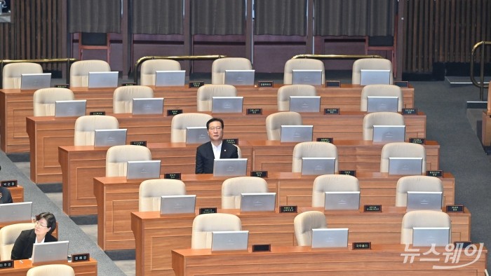 유상범 국민의힘 의원이 3일 오후 서울 여의도 국회 본회의장에서 진행된 '제415회국회(임시회) 제5차 본회의'에서 채상병 특검법을 반대하는 무제한 토론(필리버스터)을 이어가고 있는 가운데 장관석들이 대부분 비어져 있다. 사진=강민석 기자 kms@newsway.co.kr
