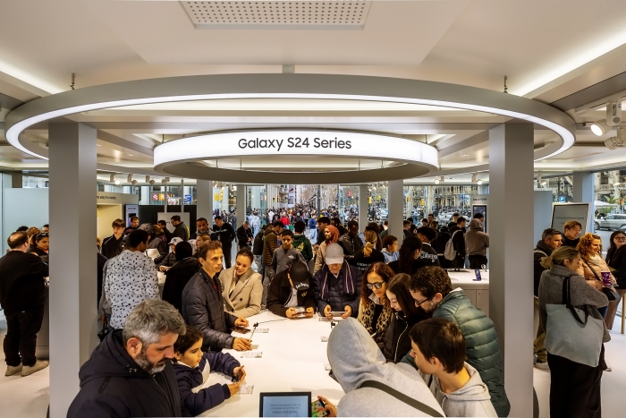 지난 2월 25일, 스페인 바르셀로나 카탈루냐 광장에서 운영했던 '갤럭시 익스피리언스 스페이스'에서 갤럭시 S24 시리즈를 체험하고 있는 관람객들. 사진=삼성전자 제공