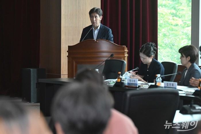 오균 서울연구원장이 4일 오후 서울 서초구 서울연구원에서 열린 '서울 도시기본계획 모니터링 결과 및 향후 방향 모색 토론회'에서 개회사를 하고 있다. 사진=강민석 기자 kms@newsway.co.kr