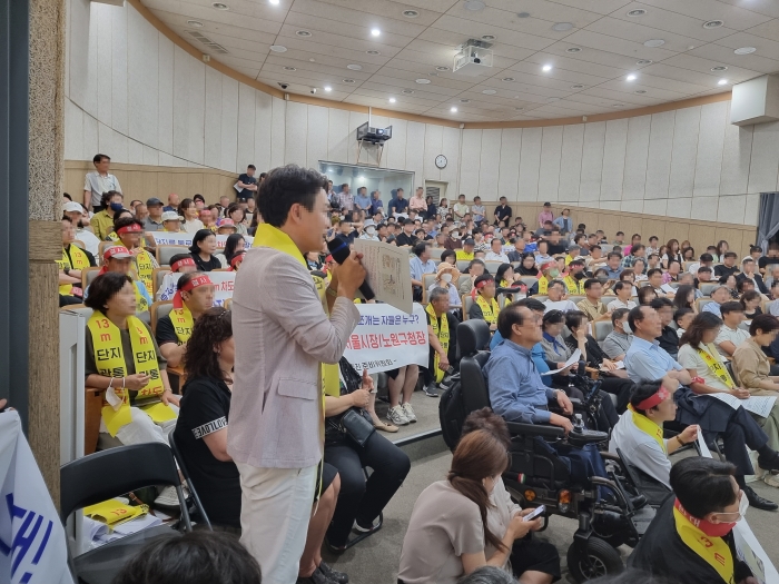 노원구 상계·중계·하계 지구단위계획 설명회에서 상계주공10단지 주민이 의견을 개진하고 있다. 사진=장귀용 기자