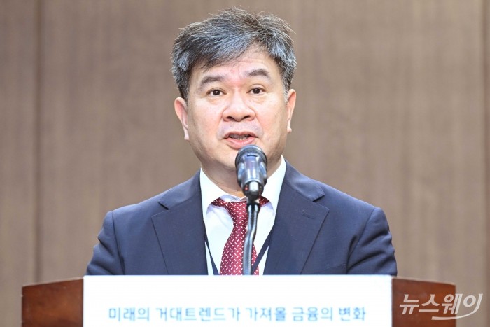 이항용 한국금융연구원장이 8일 오전 서울 중구 은행회관에서 열린 미래금융세미나에서 개회사를 하고 있다. 사진=강민석 기자 kms@newsway.co.kr