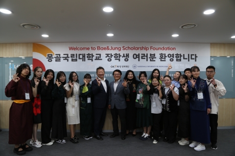 최윤 OK금융 회장, 몽골국립대 장학생 초청···12년째 장학금 전달