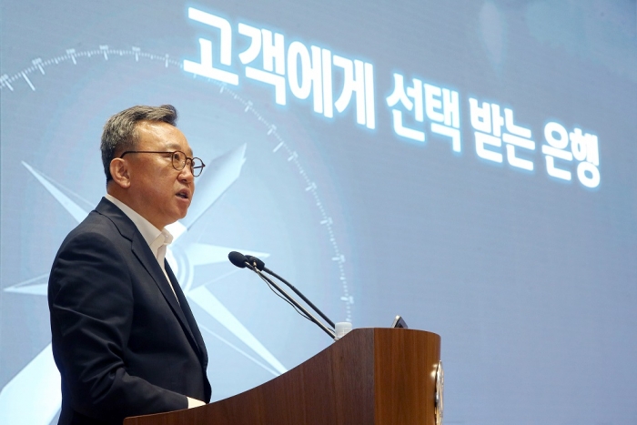 정상혁 신한은행장이 8일 오전 서울 중구 본점에서 열린 하반기 경영전략회의에 참석해 발표하고 있다. 사진=신한은행 제공