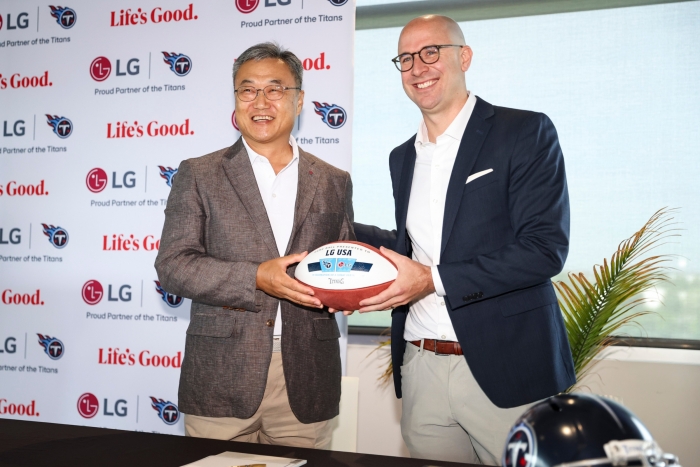 LG전자가 미국 테네시주 내슈빌에 연고를 둔 미국프로풋볼리그(NFL)팀 '테네시 타이탄스'를 3년 더 후원하기로 했다. 사진=LG전자 제공