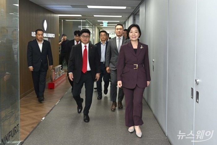 오영주 중소벤처기업부 장관과 강병구 롯데글로벌로지스 대표이사, 강성현 롯데마트 대표이사를 비롯한 참석자들이 10일 오후 서울 중구 롯데글로벌로지스 본사에서 열린 '중소벤처기업부·롯데쇼핑·롯데글로벌로지스 MOU'에 참석하기 위해 협약장으로 들어서고 있다. 사진=강민석 기자 kms@newsway.co.kr