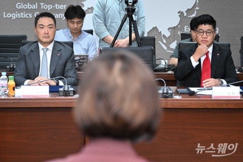 오영주 중기부 장관 모두발언 경청하는 강성현·강병구 대표이사
