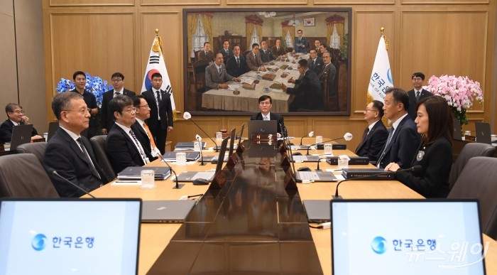 이창용 한국은행 총재가 11일 서울 중구 한국은행 본관에서 열린 금융통화위원회에서 회의를 주재하고 있다. 사진=사진공동취재단