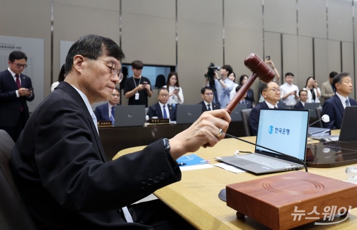 이창용 한국은행 총재가 11일 서울 중구 한국은행에서 열린 금융통화위원회에서 의사봉을 두드리고 있다. 사진=사진공동취재단