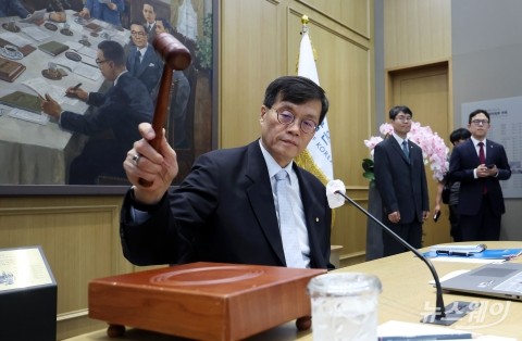한은, 금리 또 묶었다···물가안정 확신 이르고 가계부채 급증(종합)