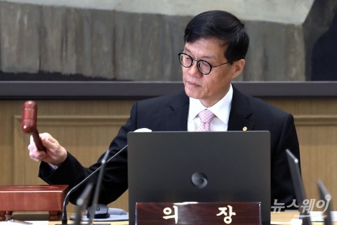 한국은행, 기준금리 12회 연속 동결···연 3.5% 유지
