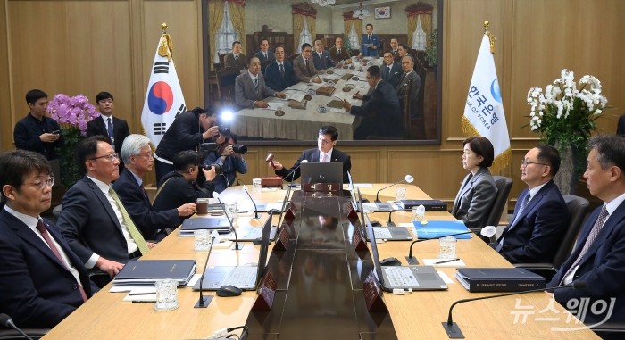 이창용 한국은행 총재가 12일 오전 서울 중구 한국은행에서 열린 금융통화위원회 통화정책방향 결정회의에서 의사봉을 두드리고 있다. 사진=사진공동취재단