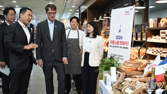 '프랑스를 맛보다' 사전 행사에서 대화 나누는 강성현 롯데마트 대표·필립 베르투 주한 프랑스 대사