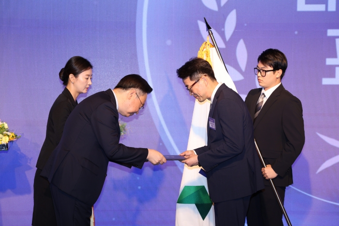 HD현대가 11일 보건복지부가 주최한 제13회 '인구의 날' 기념행사에서 대통령 표창을 수상했다. 사진=HD현대 제공