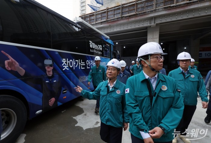 박상우 국토부 장관과 이정식 고용노동부 장관이 12일 오전 장마철 대응 및 폭염 대비 상황 점검을 위해 서울 강동구 천호동 공동주택 재건축 정비사업 현장을 찾아 허유득 포스코이앤씨 안전팀장의 설명을 들으며 이동하고 있다. 사진=강민석 기자 kms@newsway.co.kr