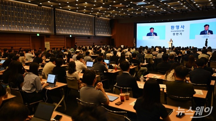 정만기 한국산업연합포럼 회장이 12일 오후 서울 중구 대한상공회의소에서 열린 대한민국 수소경제·탄소중립 대국민 포럼에서 축사를 하고 있다. 사진=강민석 기자 kms@newsway.co.kr