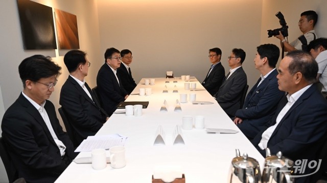 정유4사 대표 만난 최남호 산자부 2차관 "석유 가격 인상 자제"