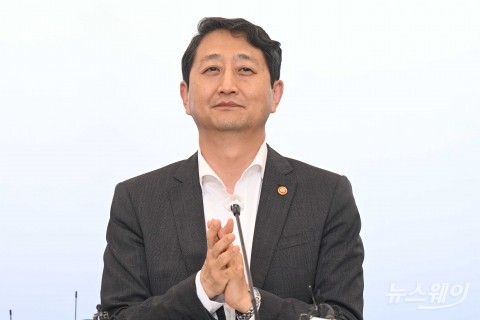 안덕근 산업장관 &quot;체코 원전, 밑지는 장사 아니야&quot;