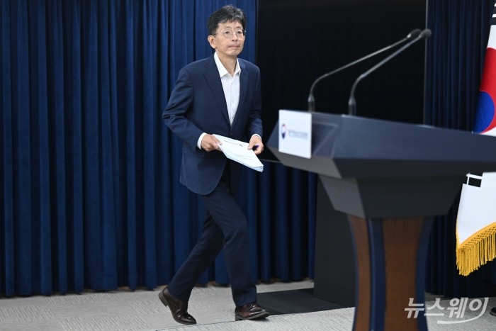 양청삼 개인정보보호위원회 개인정보정책국장이 17일 오후 서울 종로구 정부서울청사에서 '인공지능(AI) 개발·서비스를 위한 공개된 개인정보 처리 안내서'를 발표하기 위해 연단에 오르고 있다. 사진=강민석 기자 kms@newsway.co.kr