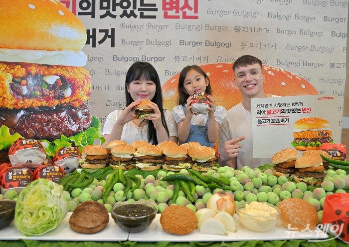 롯데리아가 17일 서울 롯데리아 숙대입구점에서 한정판매 신메뉴 '불고기포텐버거'를 선보이고 있다. 사진=이수길 기자 Leo2004@newsway.co.kr