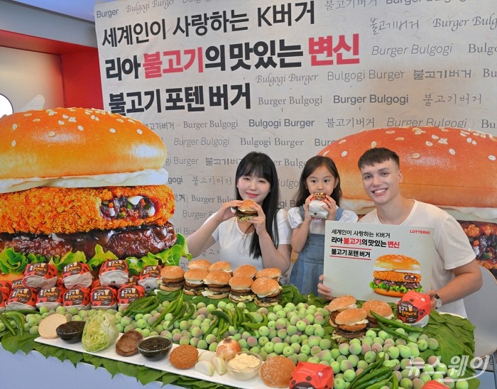 롯데리아가 17일 서울 롯데리아 숙대입구점에서 한정판매 신메뉴 '불고기포텐버거'를 선보이고 있다. 사진=이수길 기자 Leo2004@newsway.co.kr