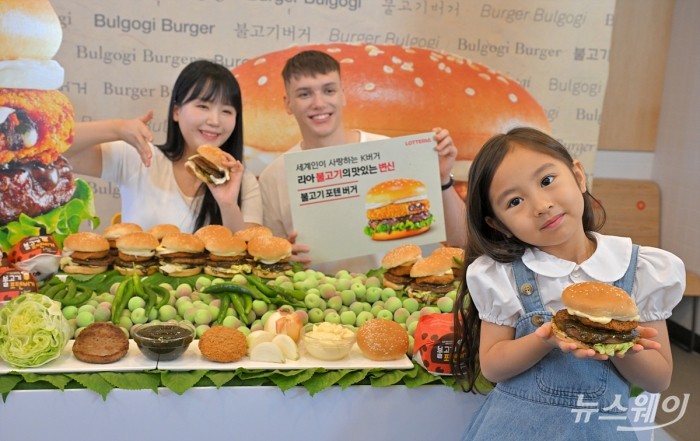 롯데리아가 17일 서울 롯데리아 숙대입구점에서 한정판매 신메뉴 '불고기포텐버거'를 선보이고 있다. 사진=이수길 기자 Leo2004@newsway.co.kr