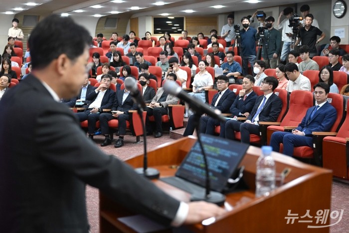 (앞줄 오른쪽 첫 번째)추형욱 SK E&S 사장이 18일 오전 서울 종로구 SK서린빌딩에서 열린 'SK이노베이션-SK E&S 합병'·'SK온-SK트레이딩인터내셔널-SK엔텀 합병' 기자간담회에서 박상규 SK이노베이션 사장의 발표를 경청하고 있다. 사진=강민석 기자 kms@newsway.co.kr