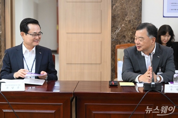 권남주 한국자산관리공사 사장과 유병태 주택도시보증공사 사장이 18일 오후 서울 종로구 정부서울청사에서 열린 민생대책 전달체계 점검회의에서 대화를 하고 있다. 사진=강민석 기자 kms@newsway.co.kr