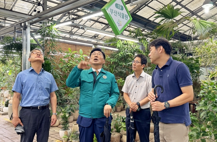 집중호우 대비 화훼공판장 점검 나선 김춘진 사장