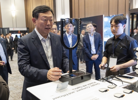 신동빈 롯데 회장 "변화 마지막 기회"...신규 글로벌 사업 모색 주문