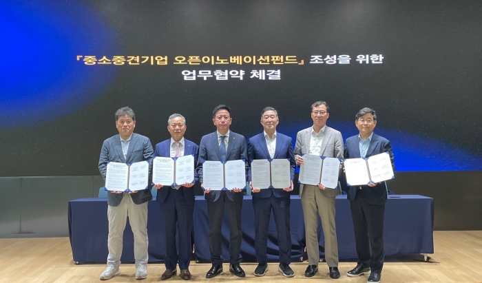 (왼쪽부터) 김현철 대성아카데미 대표, 임태순 케이프투자증권 대표, 이준성 산업은행 부행장, 김현수 GSA PE 대표, 한대웅 모아엘가그룹 부회장, 조경선 사랑방미디어 대표. 사진=산업은행 제공