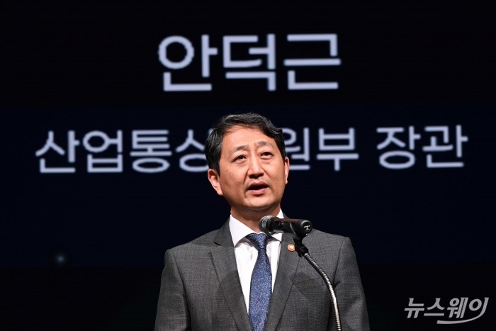 안덕근 산업통상자원부 장관이 22일 오전 서울 중구 대한상공회의소에서 열린 2024 AI자율제조 얼라이언스 출범식에서 개회사를 하고 있다. 사진=강민석 기자 kms@newsway.co.kr