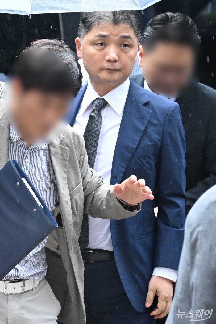 김범수 카카오 경영쇄신위원장이 22일 오후 서울 양천구 남부지방법원에서 열린 자본시장법 위반 혐의 등 관련 구속 전 피의자 심문(영장실질심사)에 출석하고 있다. 사진=강민석 기자 kms@newsway.co.kr