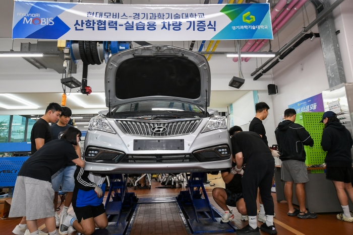 현대모비스는 경기도 시흥의 경기과학기술대학교(경기과기대) 미래전기자동차과에 교육용 시험차 10대를 기증했다. 사진=현대모비스 제공