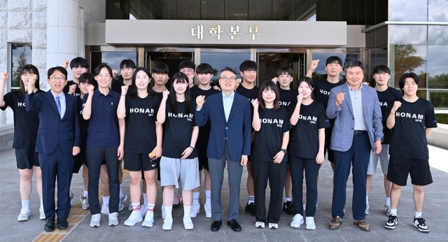 박상철 호남대 총장, '대한항공배 대학배구대회' 우승 선수단 격려