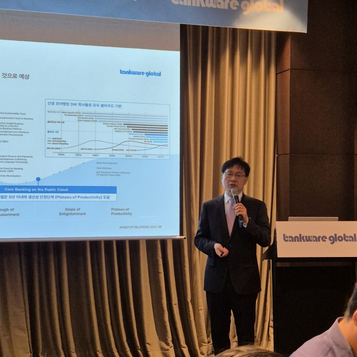 25일 이은중 뱅크웨어글로벌 대표이사는 이날 서울 영등포구 여의도 콘래드 서울에서 기자간담회에서 코스닥 상장 후 사업 계획과 비전을 발표하고 있다. 사진=유선희 기자