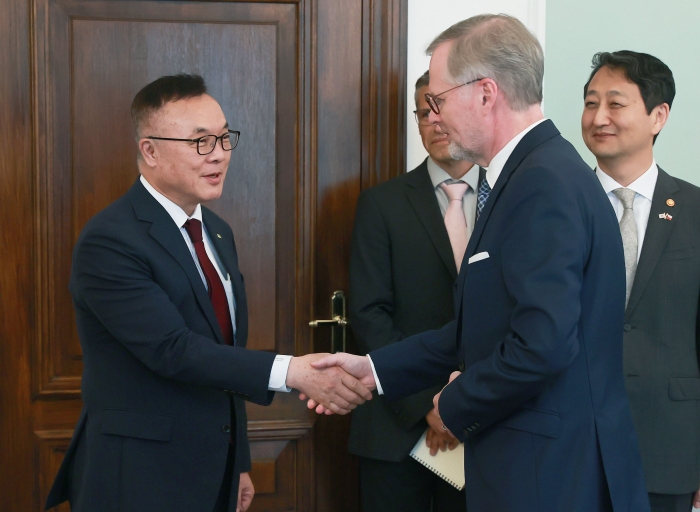 황주호 한국수력원자력 사장(왼쪽)이 24일(현지시간) 체코 신규원전사업 우선협상대상자로 한국수력원자력을 선정한 것에 대해 감사 인사를 전하며 페트르 피알라 체코 총리와 악수하고 있다. 사진=한국수력원자력 제공