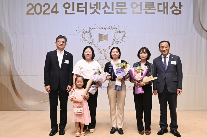 2024 인터넷신문 언론대상 시상식이 25일 오후 서울 중구 프레스센터에서 열린 가운데 '뉴스웨이' 임주희·안윤해·류소현 기자가 '국내 토종 행동주의 펀드 행태 분석'으로 인터넷신문 언론대상 중 경제보도부문 우수상을 수상했다. 사진=강민석 기자