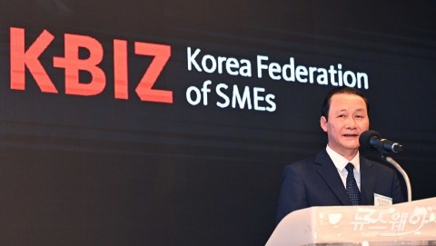 축사 전하는 도민뚜안 베트남 타잉화성 인민위원장