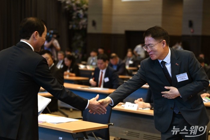 (오른쪽)추문갑 중소기업중앙회 경제정책본부장과 도민뚜안 베트남 타잉화성 인민위원장이 26일 오전 서울 여의도 중소기업중앙회에서 열린 베트남 타잉화성 비즈니스 투자 세미나에서 악수를 하고 있다. 사진=강민석 기자 kms@newsway.co.kr