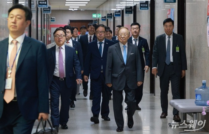 손경식 한국경영자총협회 회장을 비롯한 내빈들이 29일 오후 서울 여의도 국회 본청에서 열린 '추경호 국민의힘 원내대표·경제6단체 긴급 간담회'에 참석하기 위해 간담회장으로 이동하고 있다. 사진=강민석 기자 kms@newsway.co.kr