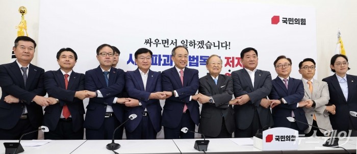 (왼쪽 다섯 번째)추경호 국민의힘 원내대표와 (오른쪽 다섯 번째)손경식 한국경영자총협회 회장을 비롯한 내빈들이 29일 오후 서울 여의도 국회 본청에서 열린 '추경호 국민의힘 원내대표·경제6단체 긴급 간담회'에 앞서 기념촬영을 하고 있다. 사진=강민석 기자 kms@newsway.co.kr