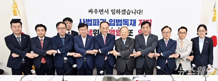 (앞 줄 왼쪽 다섯 번째)추경호 국민의힘 원내대표와 (앞 줄 오른쪽 다섯 번째)손경식 한국경영자총협회 회장을 비롯한 내빈들이 29일 오후 서울 여의도 국회 본청에서 열린 '추경호 국민의힘 원내대표·경제6단체 긴급 간담회'에 앞서 기념촬영을 하고 있다. 사진=강민석 기자 kms@newsway.co.kr