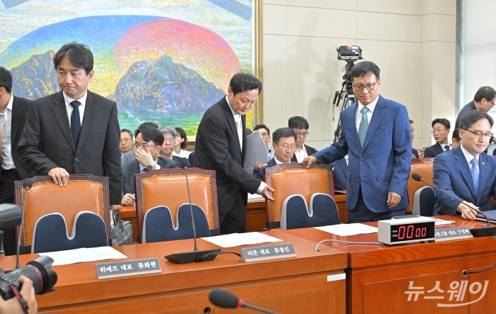 30일 오후 서울 여의도 국회 정무위원회에서 열린 '티몬·위메프 정산 및 환불 지연 사태' 관련 긴급 현안질의에 (왼쪽부터) 류화현 위메프 대표, 류광진 티몬 대표, 구영배 큐텐그룹 대표가 참석하고있다. 사진=이수길 기자 Leo2004@newsway.co.kr