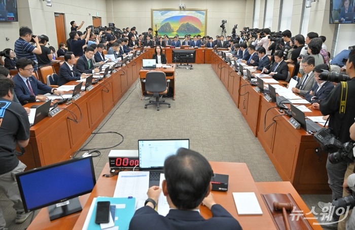 '티몬·위메프 정산 및 환불 지연 사태' 관련 긴급 현안질의가 30일 오후 서울 여의도 국회 정무위원회에서 열린 가운데 류화현 위메프 대표, 류광진 티몬 대표, 구영배 큐텐그룹 대표 임의 출석해 자리하고 있다. 사진=이수길 기자 Leo2004@newsway.co.kr