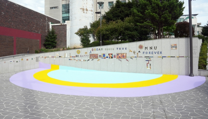 국립목포대학교가 한국을 대표하는 이종능 도예가와 협업해 후문 버스킹장에 조성한 도자기 벽화