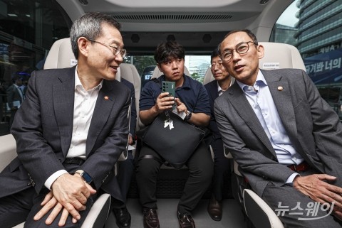 '자율주행 버스' 시승하는 이종호 과기부 장관·고학수 개보위 위원장